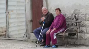 Виц на деня: Дядо и баба обикалят любими места от младините