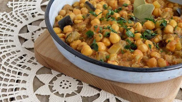 Веган яхния с нахут, патладжан, тиквичка и къри