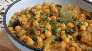 Яхния с нахут, патладжан, тиквичка и къри