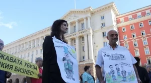 Собственици на ВЕИ централи протестираха пред парламента 