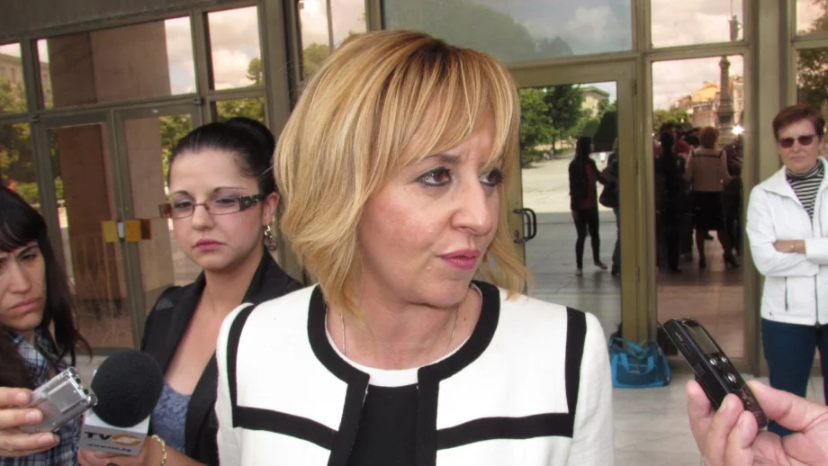 Манолова внася законови промени срещу ЧСИ, банки и монополи 