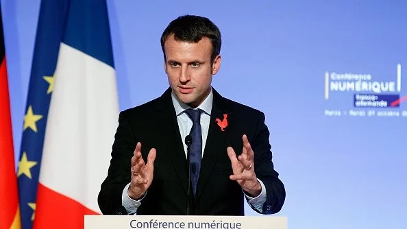 Замеряха с яйца френският министър на икономиката 