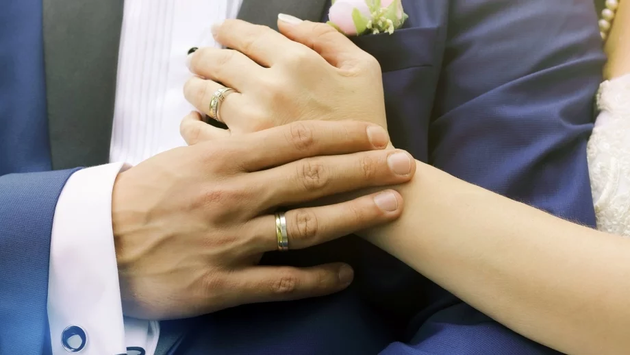 Предлагат част от доходите на младоженците да са необлагаеми 