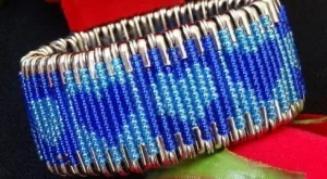 Направи си сама: Гривна от мъниста и безопасни игли