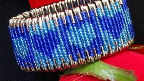 Направи си сама: Гривна от мъниста и безопасни игли