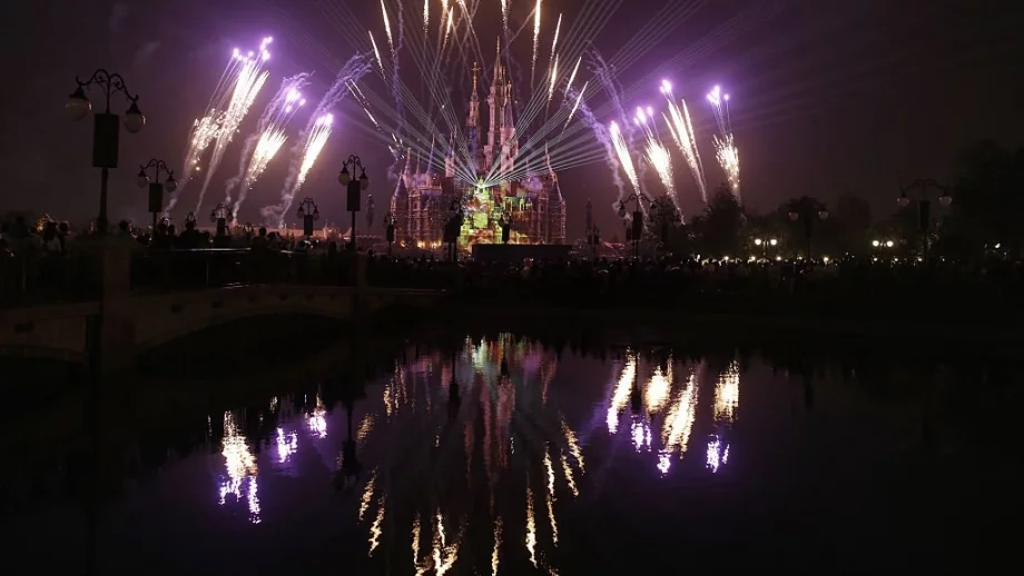Първият Disneyland в Китай отвори врати