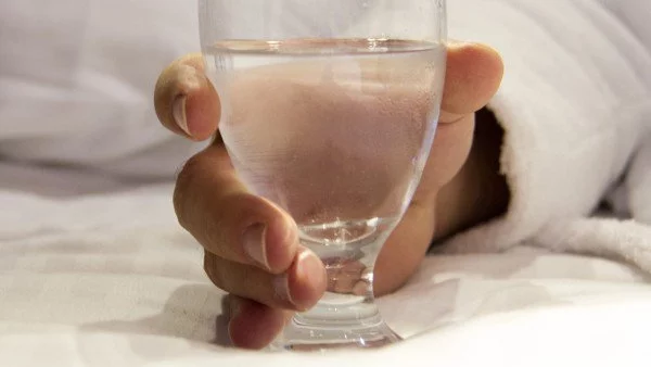 Притча: Колко тежи една чаша вода