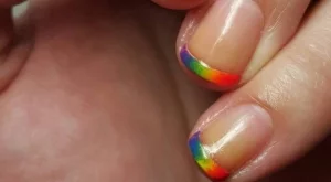 Френски маникюр в цветовете на дъгата