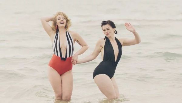 Перфектните модели бански за пищни дами