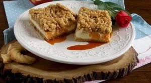 Чийз блокчета с ябълки и хрупкав щросел