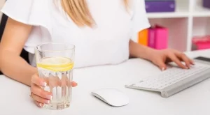 Дехидратацията в офиса води до главоболие при жените