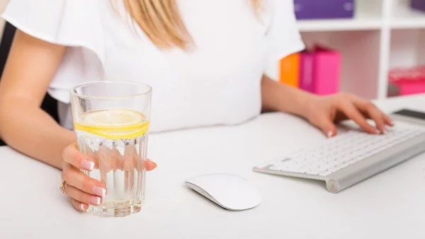 Дехидратацията в офиса води до главоболие при жените