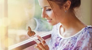 Обичай ме така