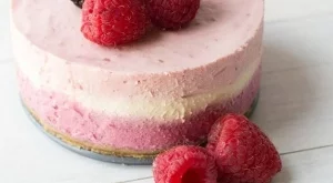 Чийзкейк с малини и боровинки