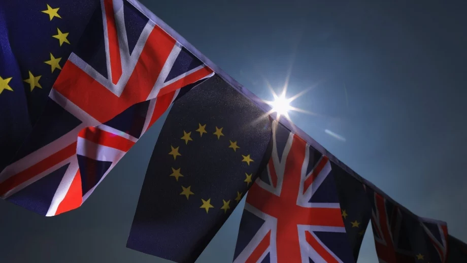 Съветват чиновници как да се предпазят от жегата по време на преговорите за Brexit