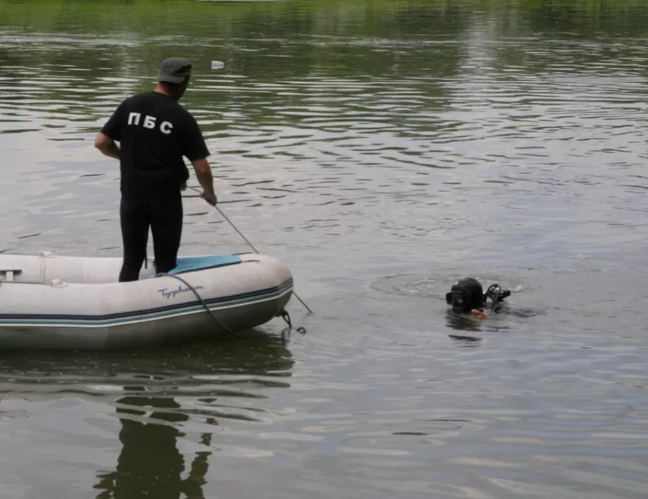 Откриха лодката на двамата изчезнали рибари в езерото край Бургас