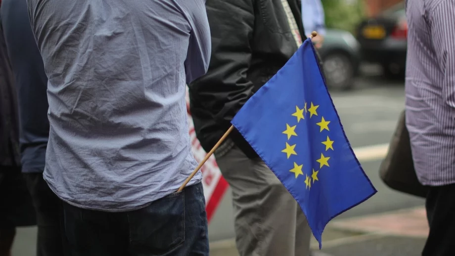 Домбровскис ще окаже натиск за преструктуриране на европейските банки