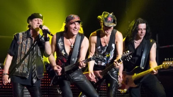 Двете двойни покани за концерта на Scorpions отиват при...