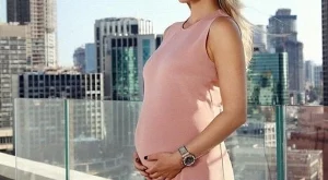 Бар Рафаели показа бременното си коремче