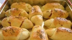 Кифлички калцоне с плънка от кайма