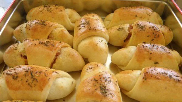 Кифлички калцоне с плънка от кайма