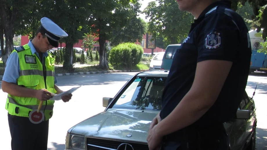 Пътна полиция проверява дали колите са подготвени за зимата