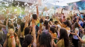 2000 се забавляваха на Фестивала на цветовете