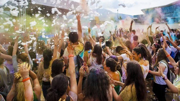 2000 се забавляваха на Фестивала на цветовете