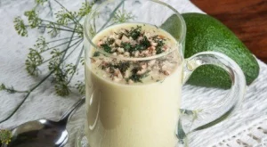 Студена крем супа от тиквички и авокадо