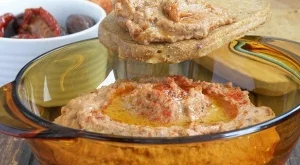 Веган пастет от червена леща със сушени домати и маслини