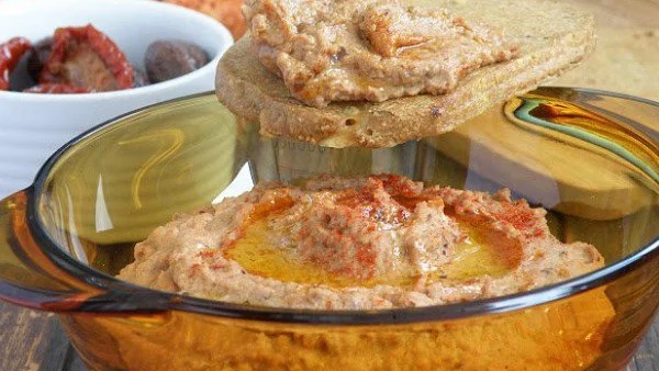 Веган пастет от червена леща със сушени домати и маслини