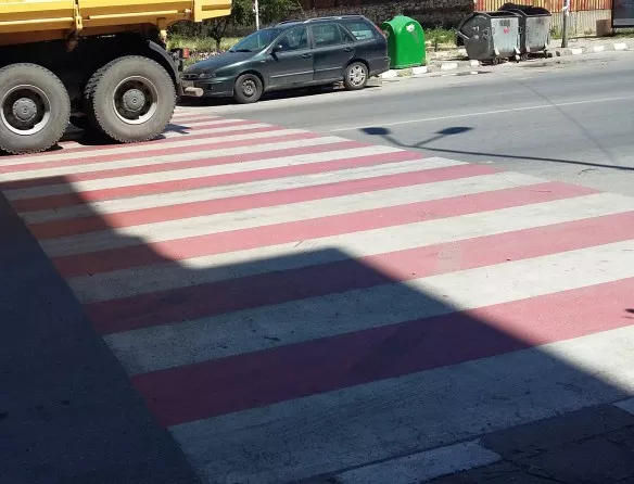 Шофьор помете майка с дете на пешеходна пътека в Поморие