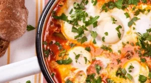 Шакшука - яйца с домати