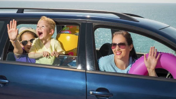 Как да пътуваме безпроблемно с деца през лятото