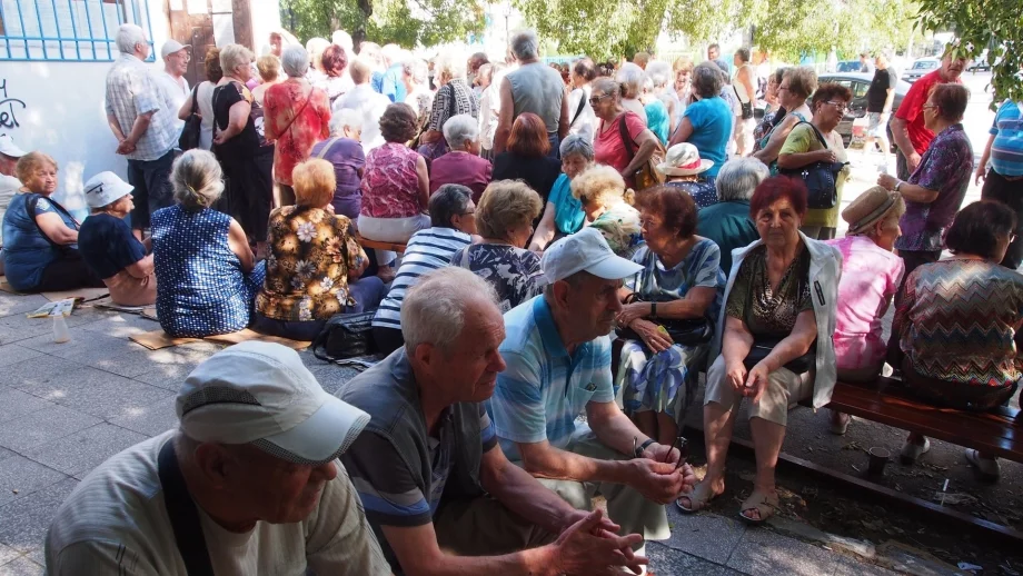 На всеки трима трудоспособни българи се пада по един пенсионер над 65 г.