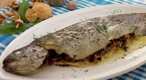 Пълнена пъстърва с челядинки, орехи и спанак