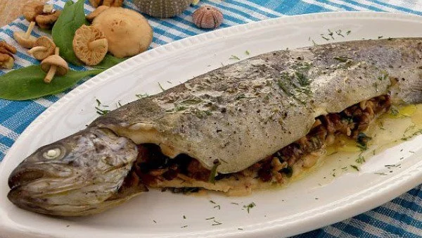 Пълнена пъстърва с челядинки, орехи и спанак