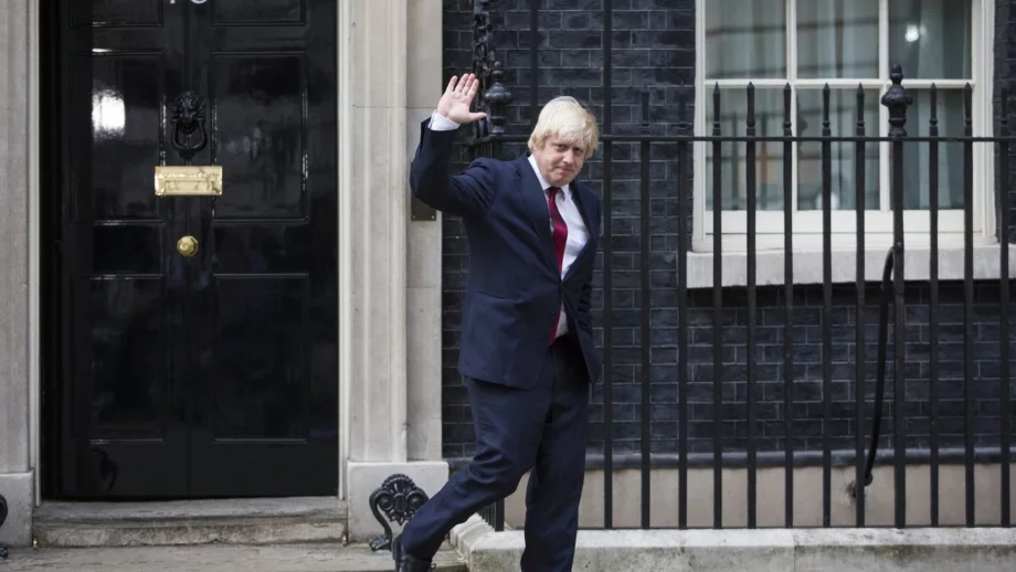 Не спират да тласкат Великобритания към пропастта