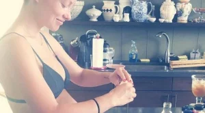 Оливия Уайлд показа наедрялото си коремче