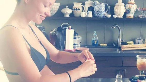 Оливия Уайлд показа наедрялото си коремче