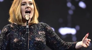 Адел се показа без грим