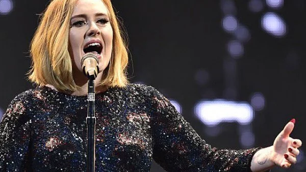 Адел се показа без грим