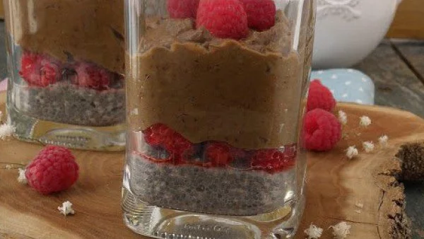 Шоколадов крем с чиа и малини