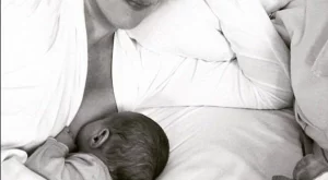 Лив Тайлър показа как кърми дъщеря си