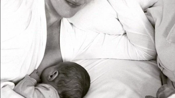 Лив Тайлър показа как кърми дъщеря си