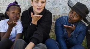 Роузи Хънтингтън-Уайтли посети бедни семейства в Африка