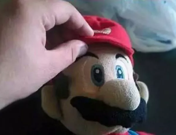 Няма да повярвате какво се крие под шапката на Супер Марио (СНИМКИ)