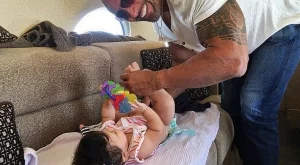 Скалата сменя памперс в самолет