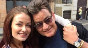 Чарли Шийн си има нова приятелка