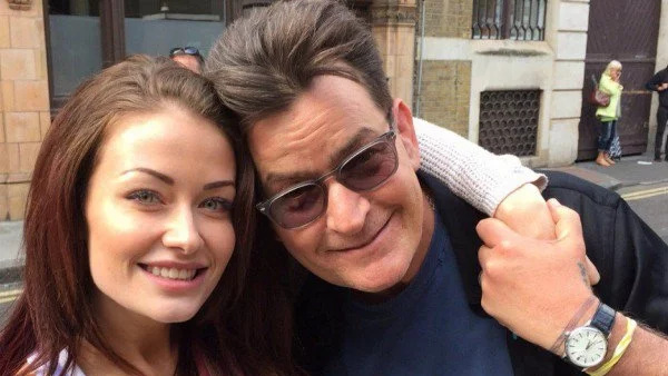 Чарли Шийн си има нова приятелка